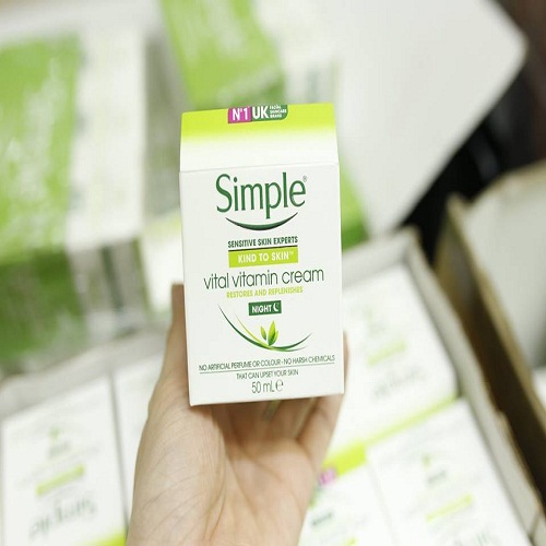 Kem dưỡng da ban đêm Simple Kind To Skin Vital Vitamin Night Cream